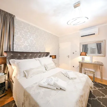 Luxury Experience In Center Of With Heated Pool And Jacuzzi Villa *