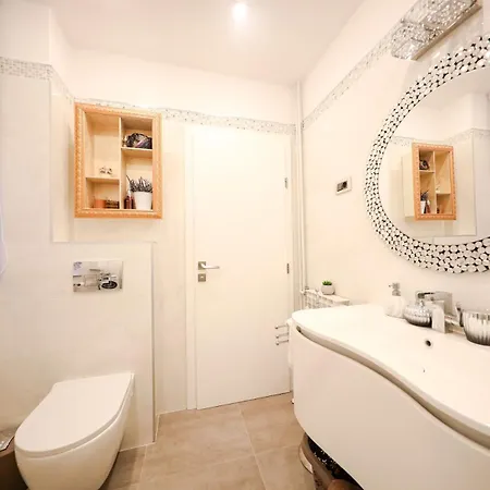 Villa Luxury Experience In Center Of With Heated Pool And Jacuzzi