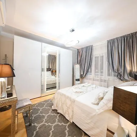 Luxury Experience In Center Of With Heated Pool And Jacuzzi Villa *