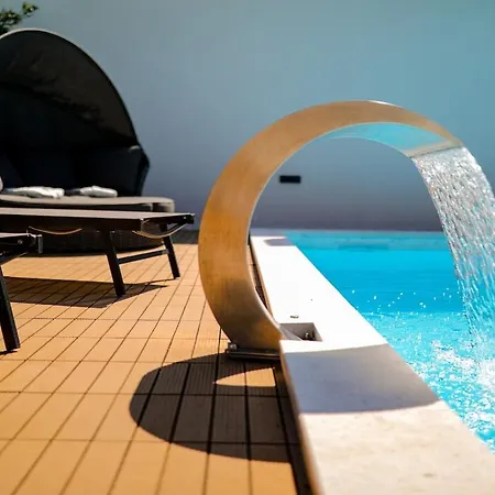 ヴィラ Luxury Experience In Center Of With Heated Pool And Jacuzzi ザダル