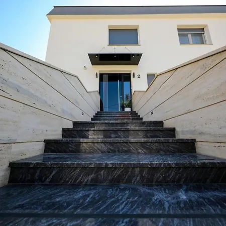 Villa Luxury Experience In Center Of With Heated Pool And Jacuzzi