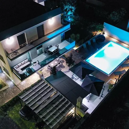 Luxury Experience In Center Of With Heated Pool And Jacuzzi Villa *