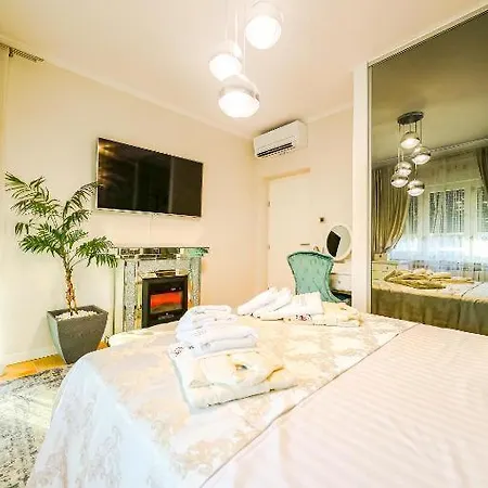 Villa Luxury Experience In Center Of With Heated Pool And Jacuzzi