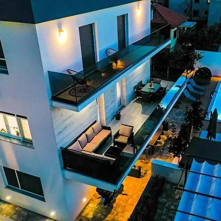 ヴィラ Luxury Experience In Center Of With Heated Pool And Jacuzzi