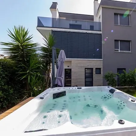 Villa Luxury Experience In Center Of With Heated Pool And Jacuzzi