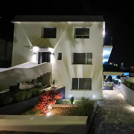 Luxury Experience In Center Of With Heated Pool And Jacuzzi Villa