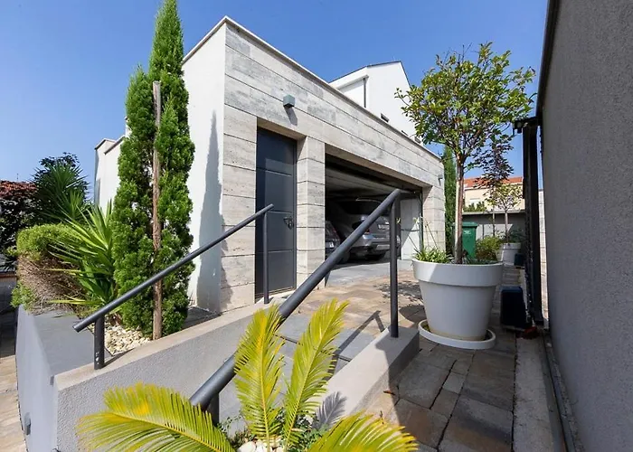 Luxury Experience In Center Of With Heated Pool And Jacuzzi זאדאר