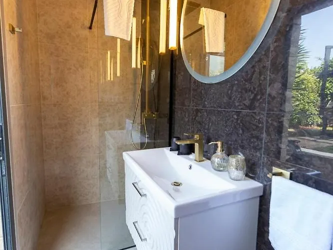 Luxury Experience In Center Of With Heated Pool And Jacuzzi וילה זאדאר