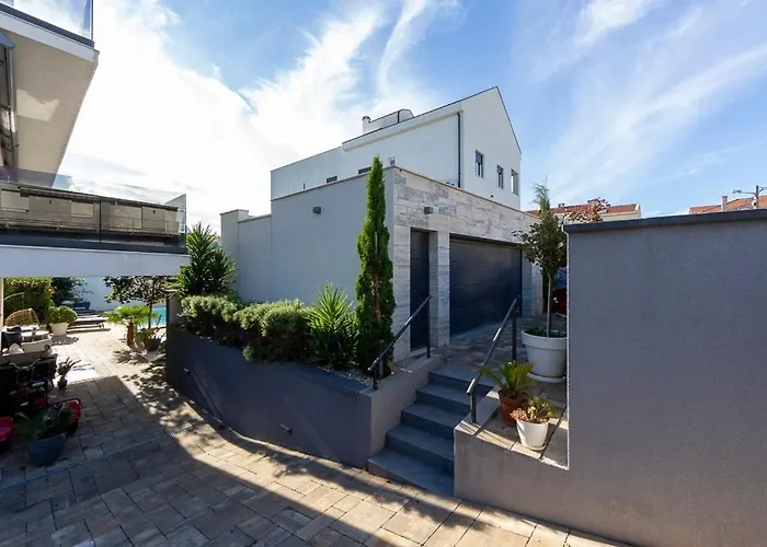 Luxury Experience In Center Of With Heated Pool And Jacuzzi זאדאר