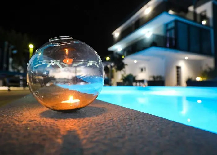 Luxury Experience In Center Of With Heated Pool And Jacuzzi זאדאר