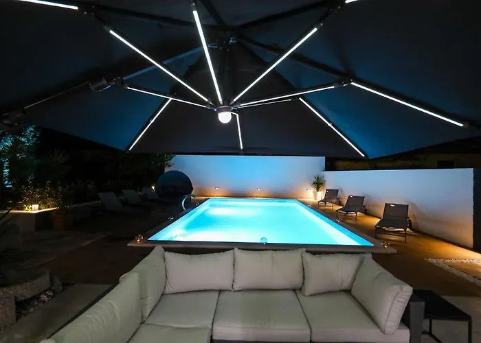 Luxury Experience In Center Of With Heated Pool And Jacuzzi זאדאר