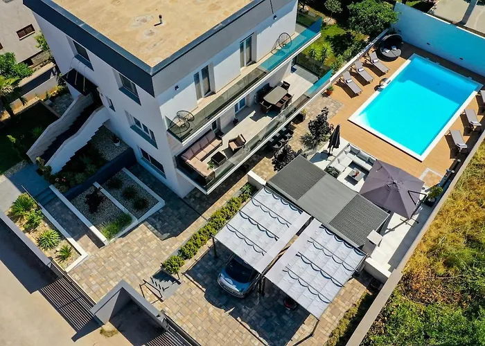Luxury Experience In Center Of With Heated Pool And Jacuzzi זאדאר