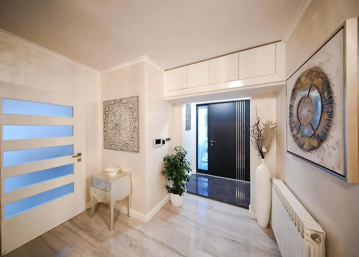 Luxury Experience In Center Of With Heated Pool And Jacuzzi וילה זאדאר