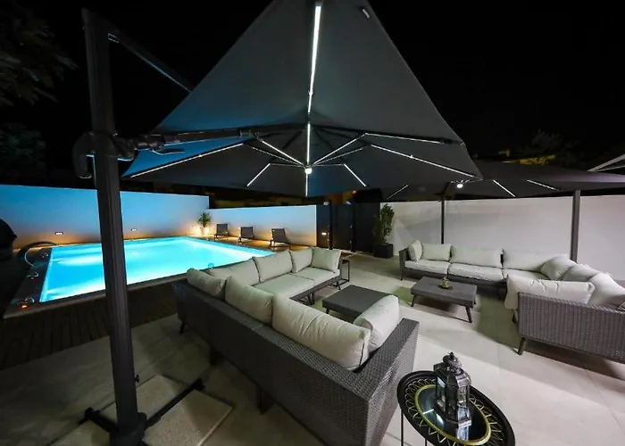 Luxury Experience In Center Of With Heated Pool And Jacuzzi * זאדאר