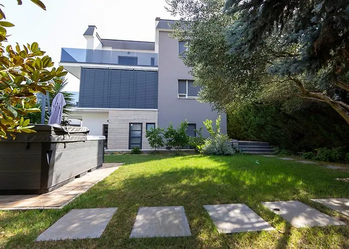 Luxury Experience In Center Of With Heated Pool And Jacuzzi זאדאר