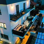 Villa Luxury Experience In Center Of With Heated Pool And Jacuzzi
